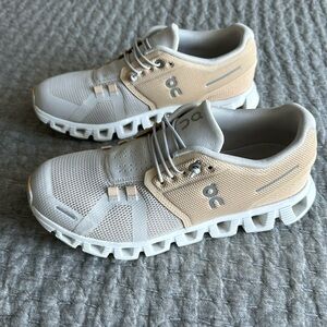 On Cloud 5 Fuse Sneaker size 7 in Savannah/Pearl